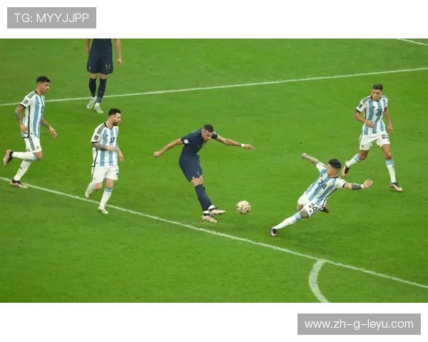 尤文伊灵小角度抽射惊艳训练场